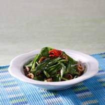 Cara membuat Kangkung Tumis Cumi Asin - Resep Masakan Rumahan