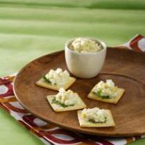Cara membuat Egg & Onions Crackers - Resep Masakan Rumahan