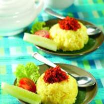 Cara membuat KETAN KUNING BERSERUNDENG - Resep Masakan Rumahan