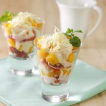 Cara membuat STROBERI AND MANGO YOGHURT TRIFLE - Resep Masakan Rumahan