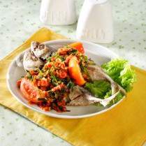 Cara membuat Balado Kembung Daun Kunyit - Resep Masakan Rumahan