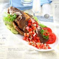 Cara membuat Mujair With Tomato And Coriander Relish - Resep Masakan Rumahan