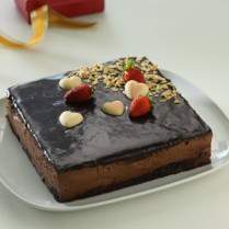 Cara membuat Creamy Chocolate Cake With Strawberry - Resep Masakan Rumahan